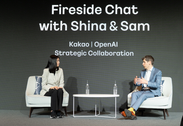 4일 서울 중구 더 플라자 호텔 서울에서 열린 기자간담회에 정신아(왼쪽) 카카오 대표가 샘 올트먼 오픈AI CEO와 대담을 하고 있다.  카카오 제공